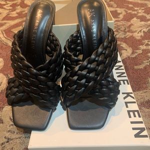 NWT - Anne Klein black heel. 2 1/2” heel